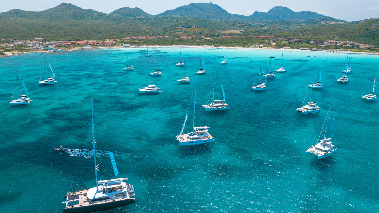 Cala dei Sardi: 26 catamarani danno spettacolo tra Cala di Volpe e Porto Rotondo