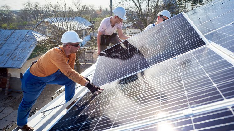 “Le battaglie non si vincono chinando la testa: niente pale eoliche, pannelli fotovoltaici in tutti gli edifici pubblici”