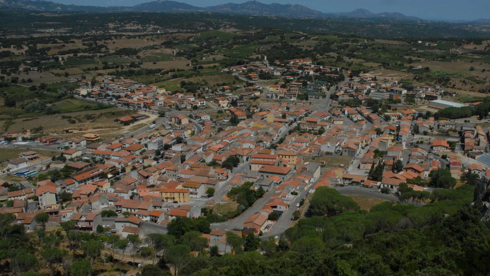 Monti,  Amarcord di cinquemila racconti racchiusi in un volume