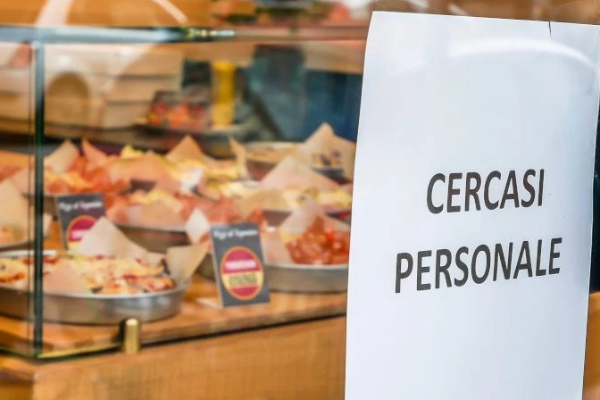 Grido d’allarme: per l’estate servono 21mila nuovi addetti. La metà non si troverà