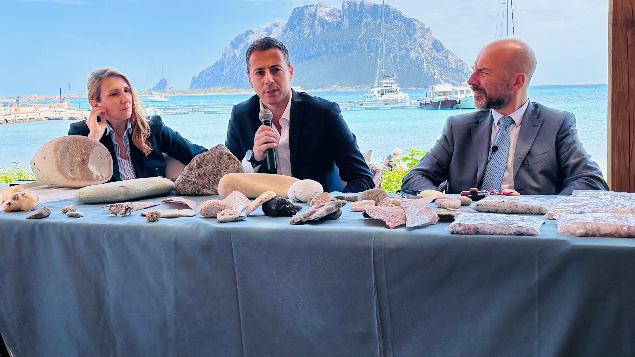 Sabbia, rocce e conchiglie rubate (6 tonnellate) ritornano al loro posto