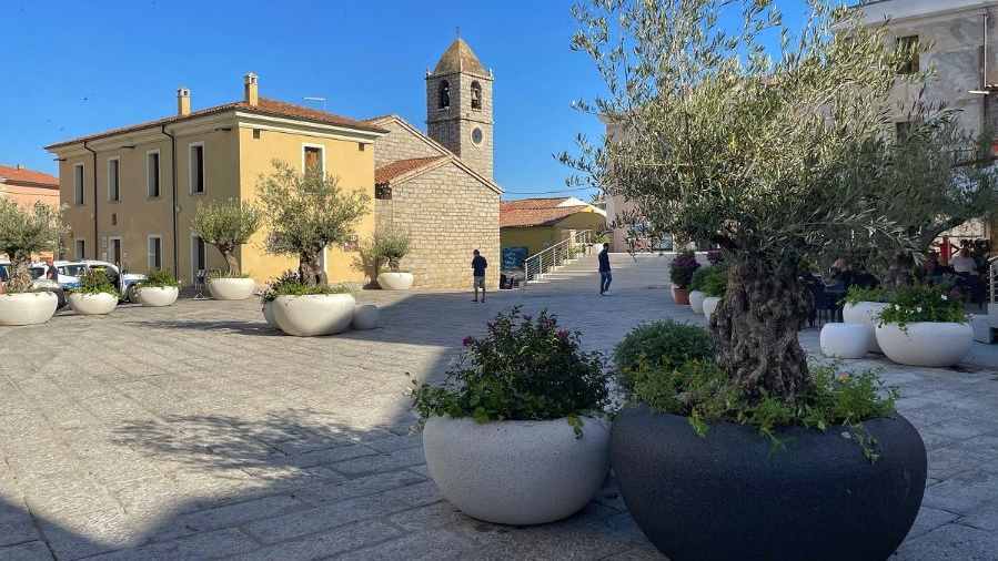 Arzachena, nuovo look e trionfo dei fiori nel centro storico