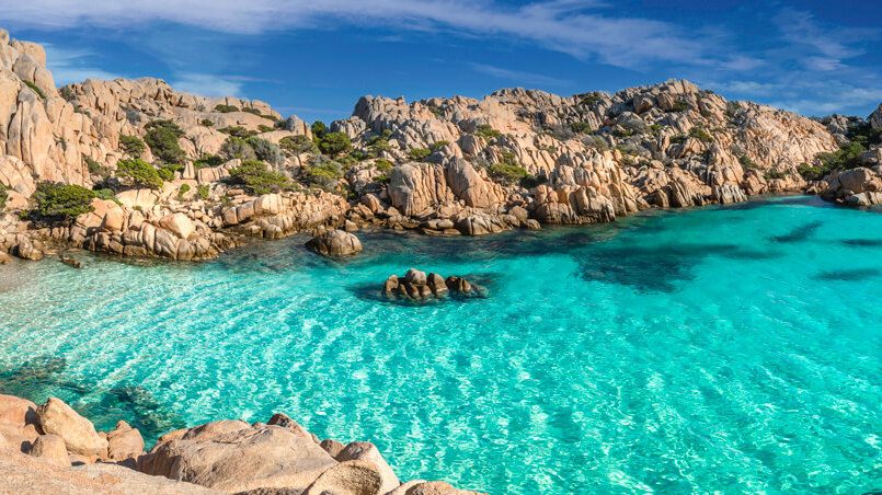 Turismo, la Sardegna se la cava bene: voli più 60%, presenze oltre i livelli pre Covid