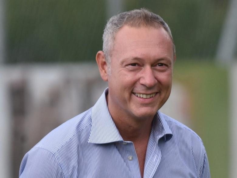 Nel giorno dei sorrisi, l’ex presidente dell’Olbia non cita mai Surace e saluta: “Non è vero che gufavo per riprendermi la società”