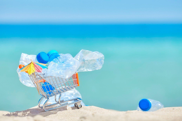 Nizzi va alle crociate: no a plastica, fumo (anche nelle spiagge) e pure ai… palloncini