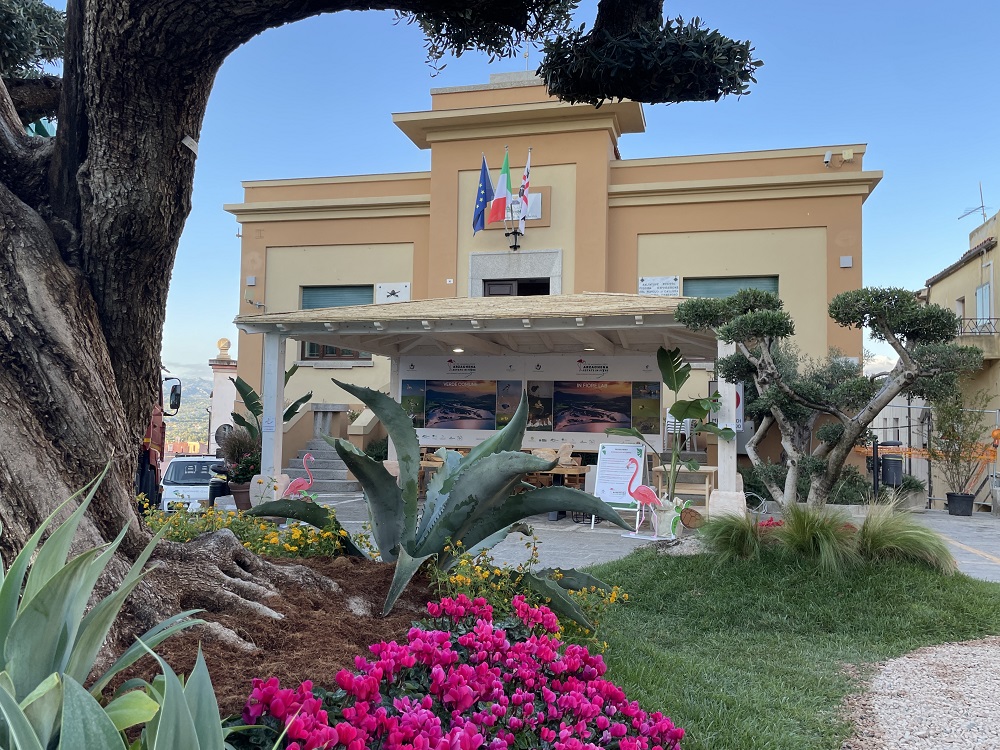 Arzachena si fa bella con “Estate in Fiore” e riflette sull’erosione delle coste