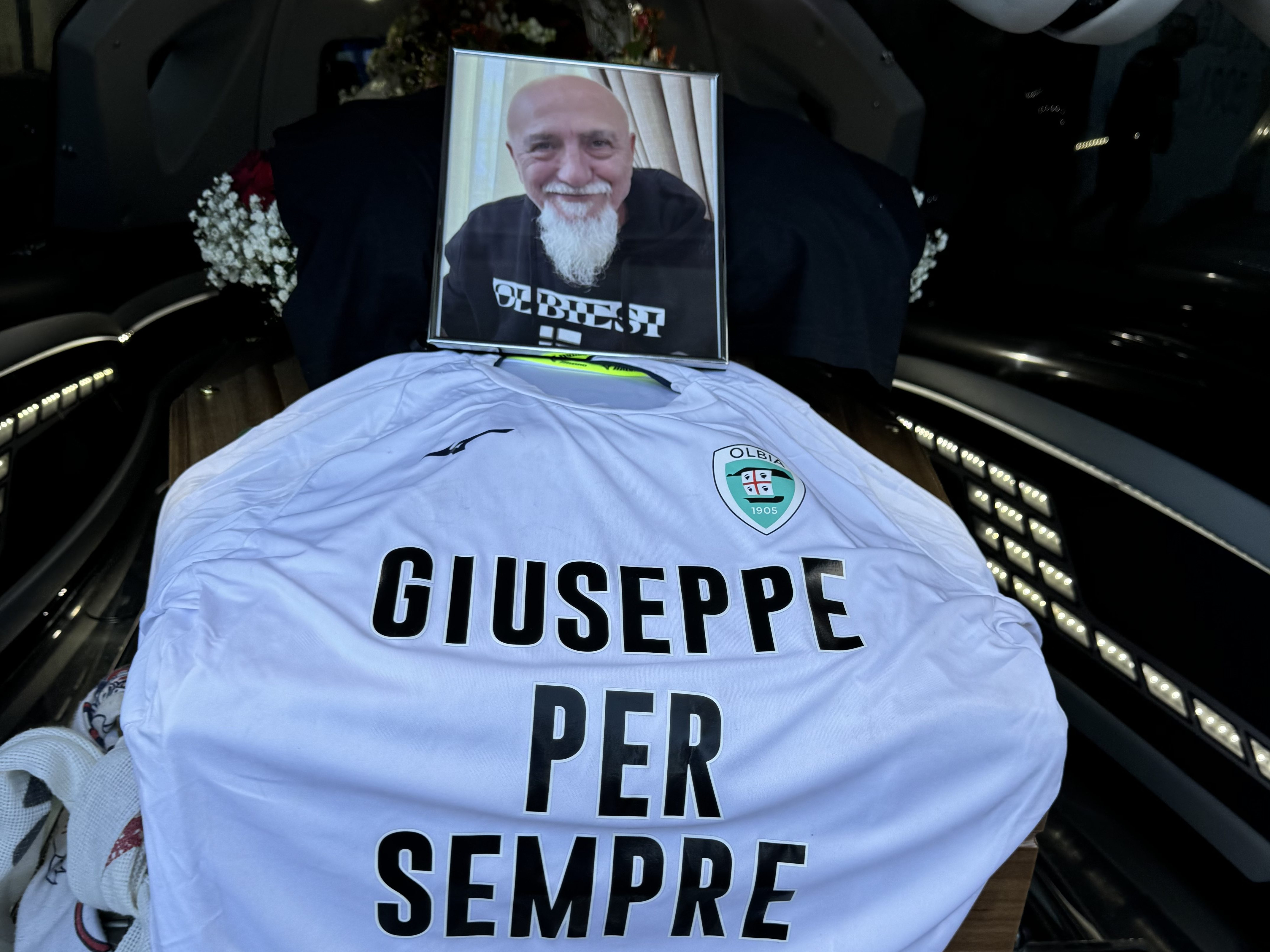 L’addio commosso a Cozzolino di Olbia e altre città: “Non sei una leggenda perché in noi vivrai in eterno”