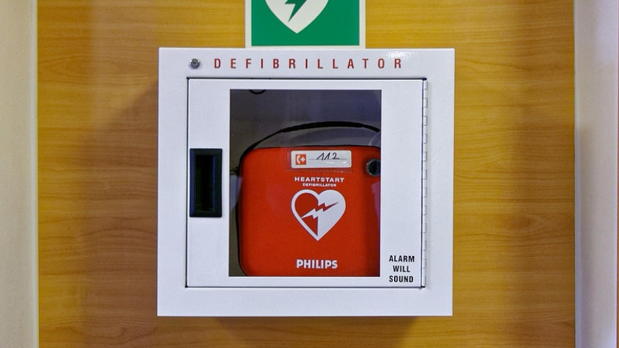 Chi salva una vita, salva il mondo intero: ecco come usare il defibrillatore