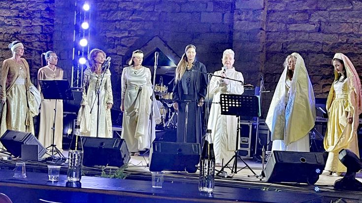 Evi Pattitoni, profeta in patria. Artista a tutto tondo: dalle esperienze tv, al canto, fino alla creazione di gioielli e alla moda