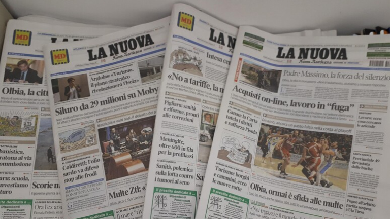 Nuova Sardegna, altre firme all’appello perché il giornale non sia stampato a Cagliari. Sì di #nobavaglio. Il sindacato dei giornalisti: “La sede resta a Sassari”