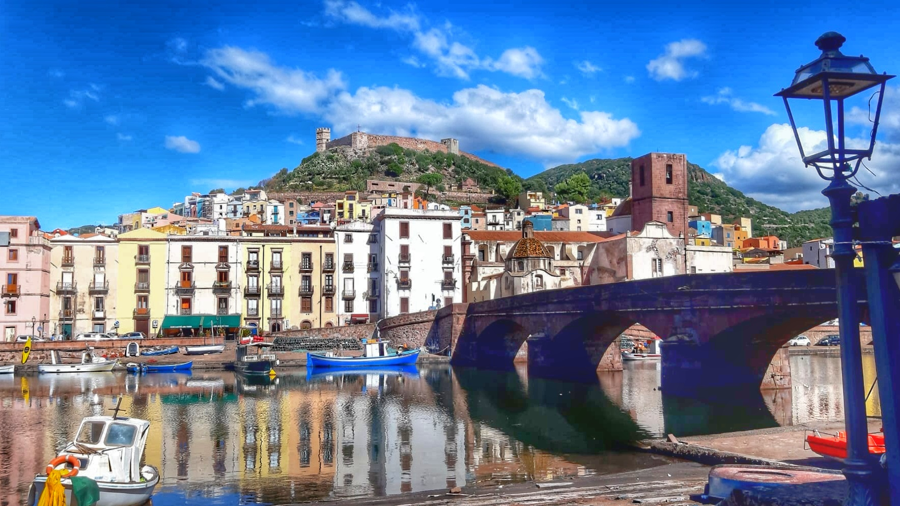 Bosa ti chiama e il mondo risponde. Qui, nel borgo incantato, la vita non corre, ma cammina