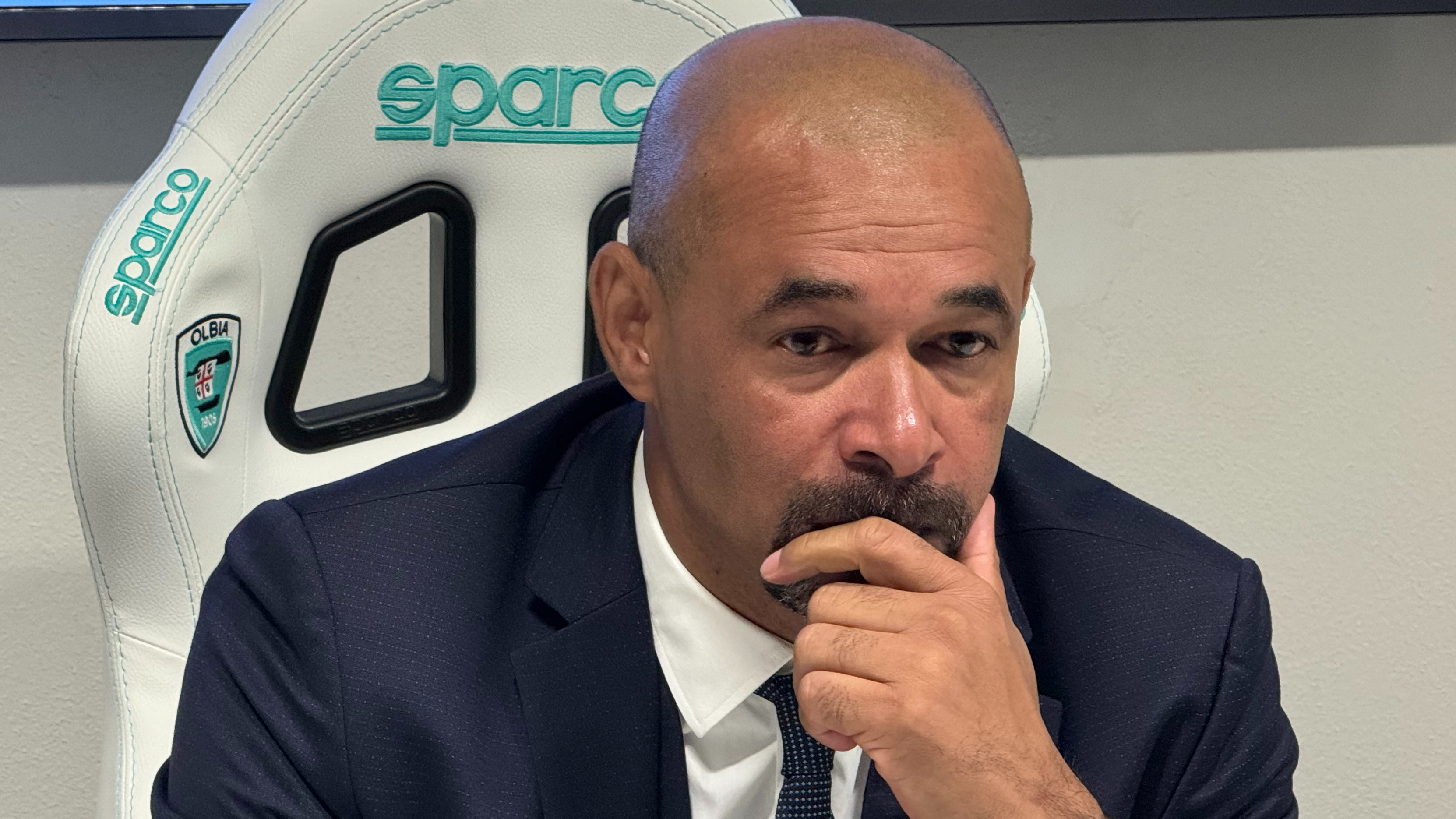 Caos Olbia: dura protesta dei tifosi della “Curvamare” alla partenza del pullman.  Ze Maria assente: era già andato all’aeroporto