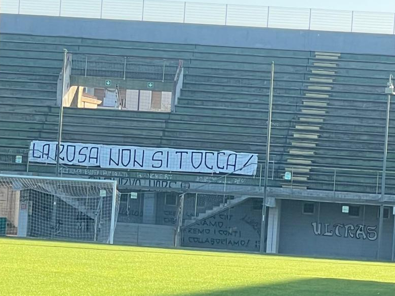 Caos Olbia: striscione dei tifosi pro La Rosa, Ze Maria lo fa rimuovere. Ai tre “cattivi” è stato anche impedito di allenarsi
