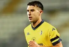 Olbia, l’aria di burrasca genera il colpaccio. In svantaggio su un rigore dubbio, Marroni e Costanzo firmano il ribaltone