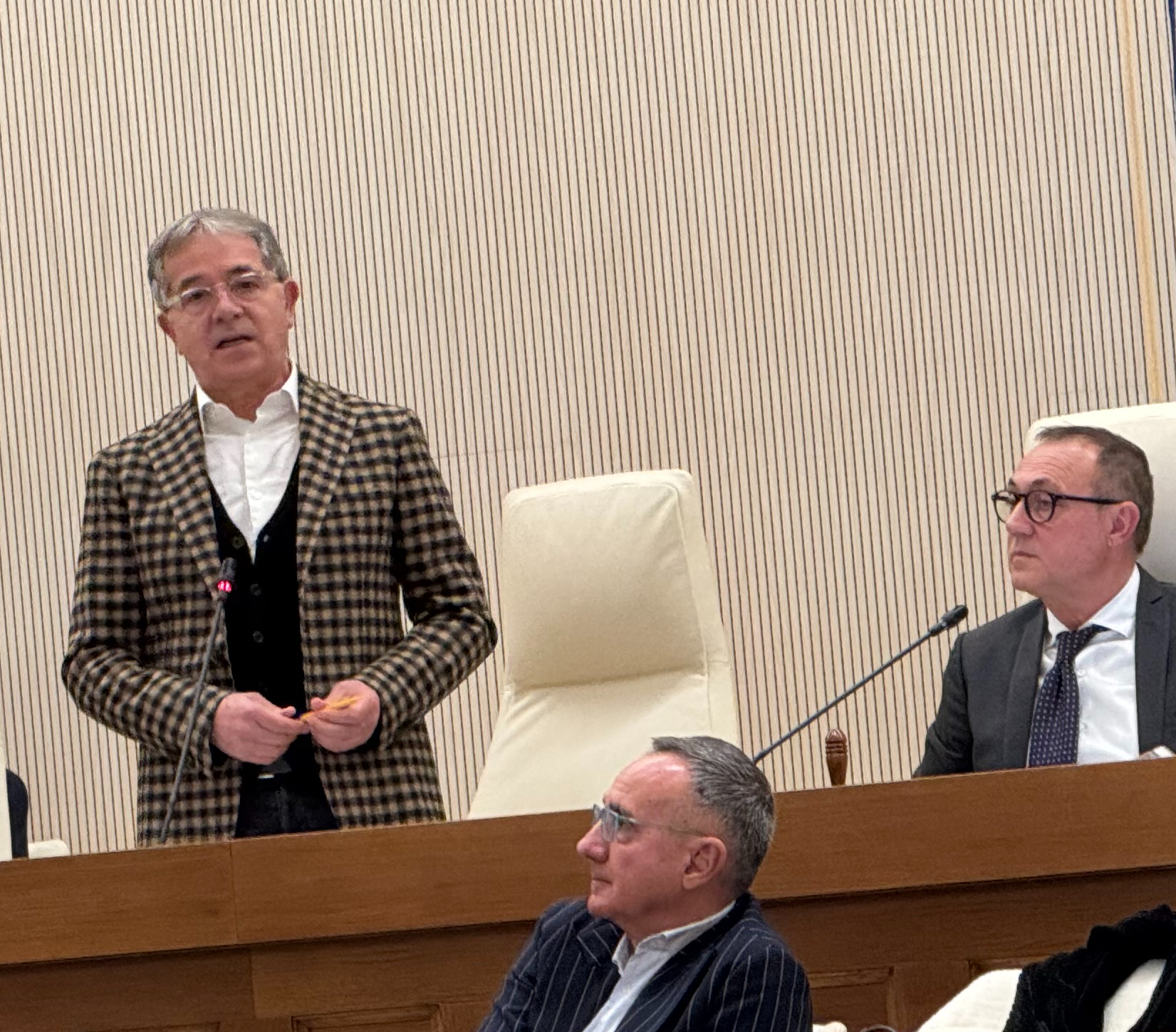 Pul: vita dura per i chioschi, spiagge più libere. Panchine: “Una sola, per sei persone”.  In onda il Settimo Nizzi show