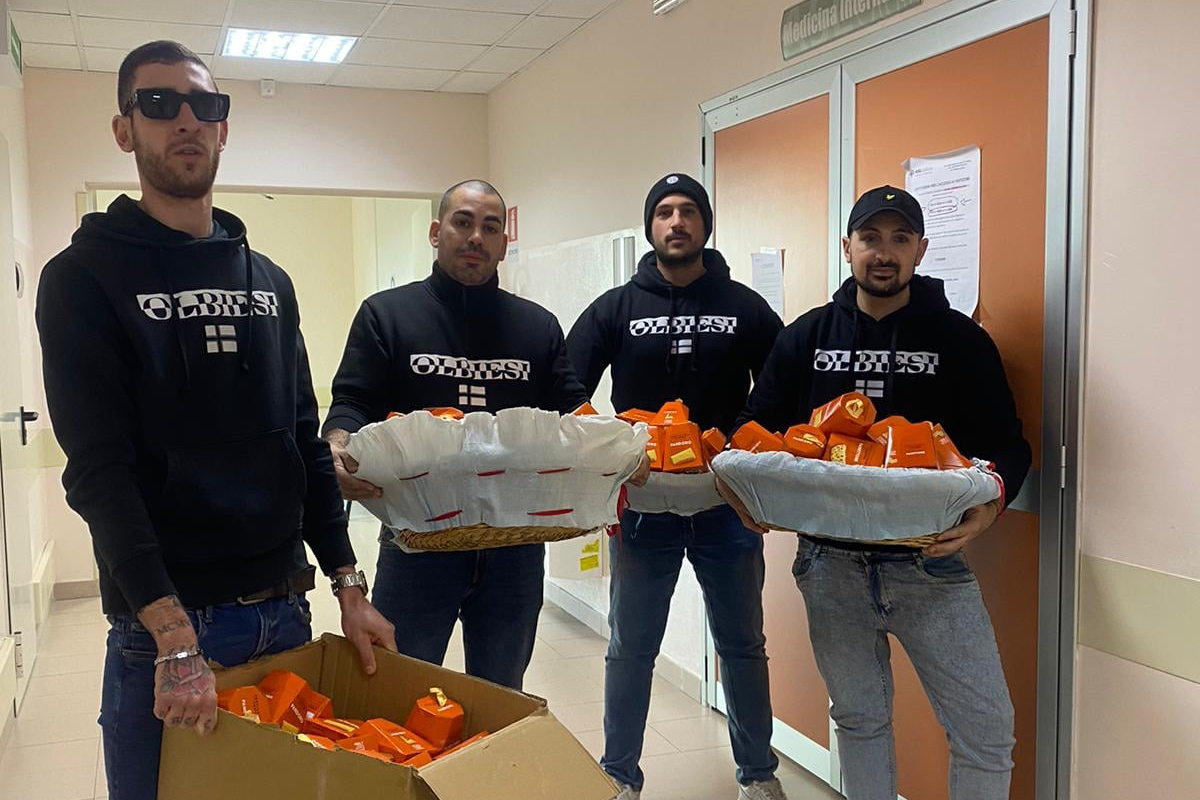 Con doni e sorrisi gli ultras dell’Olbia rendono speciale il Natale ai ricoverati in ospedale