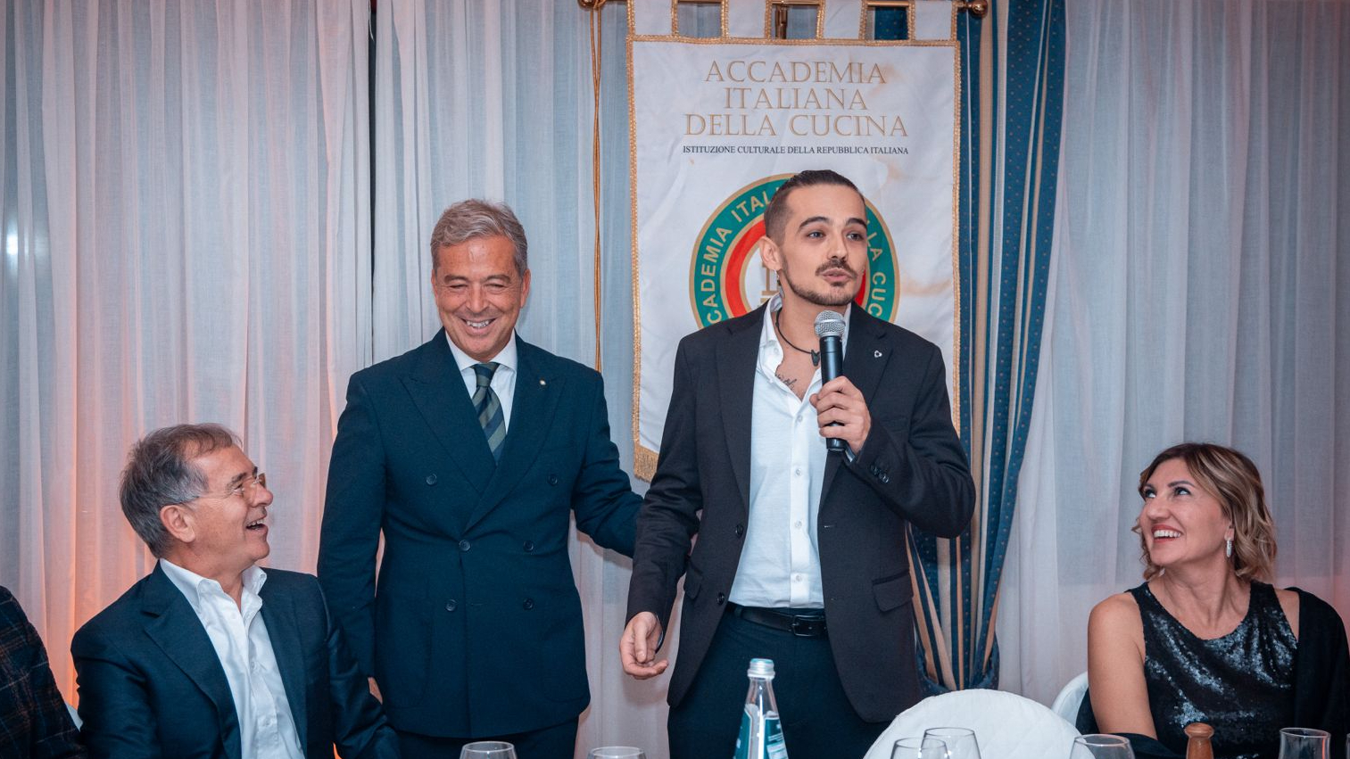 Metti una sera a cena gli amici di Rita Denza, l’imperatrice dei fornelli.  Ospite uno chef di Olbia che dirige ristoranti in Francia: “Ragazzi, ce la farete anche voi”