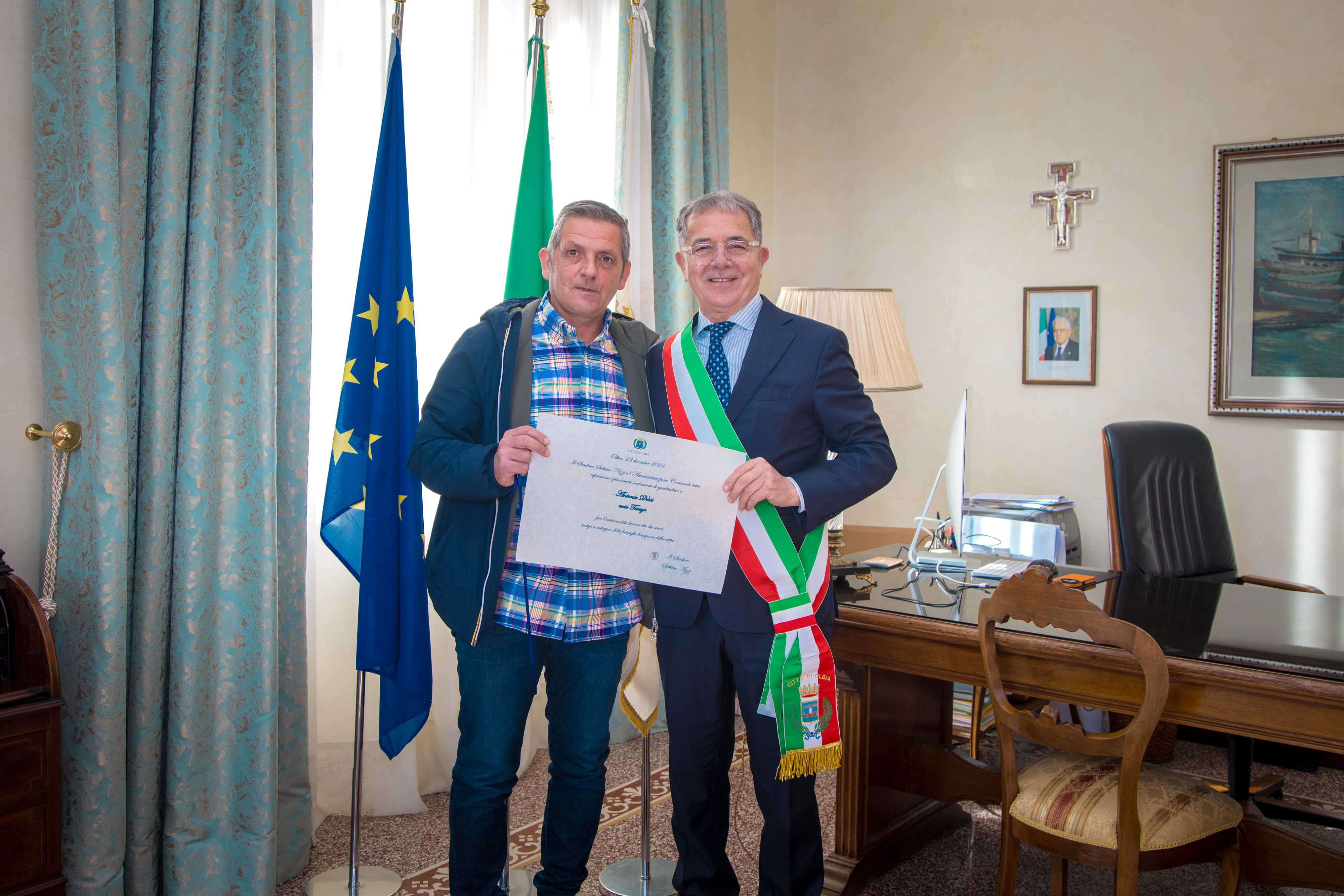 Pergamena del Comune a Tango (Antonio Dessì), per i continui aiuti alle famiglie meno fortunate