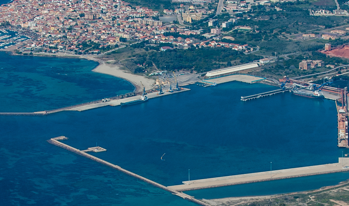 Navi in sosta alimentate dalla linea elettrica: si comincia da Portovesme, poi Cagliari, Olbia, Golfo Aranci, Santa Teresa e Porto Torres