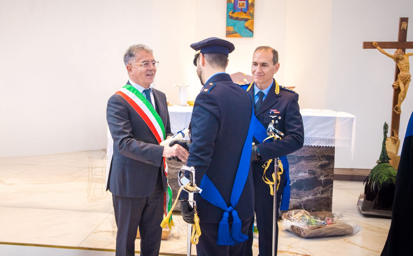 Encomio a tre elementi della Polizia locale che impedirono a un cittadino di compiere un gesto estremo