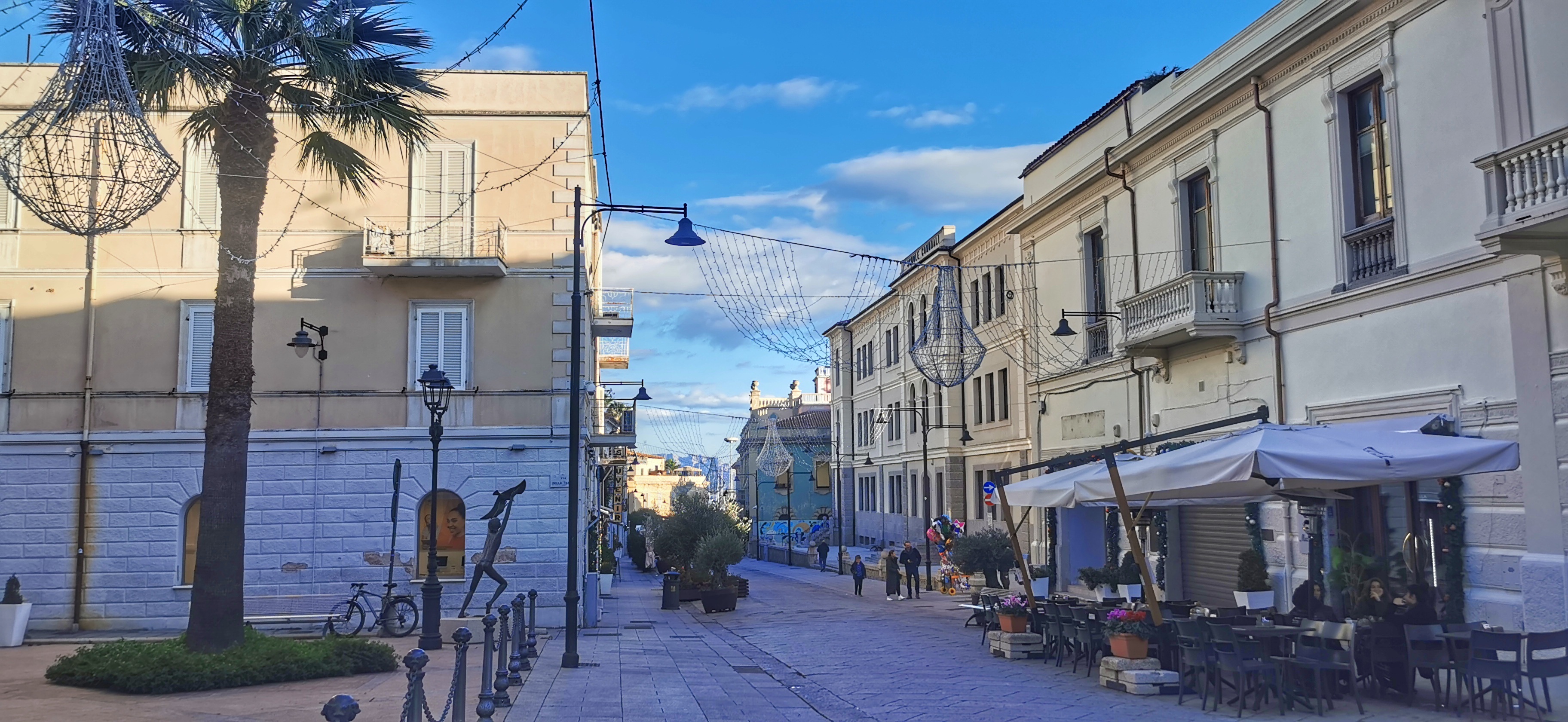 La quiete dopo il concertone: città deserta in mano agli stranieri, gli americani mangiano il gelato stregati dal “mal di Sardegna”