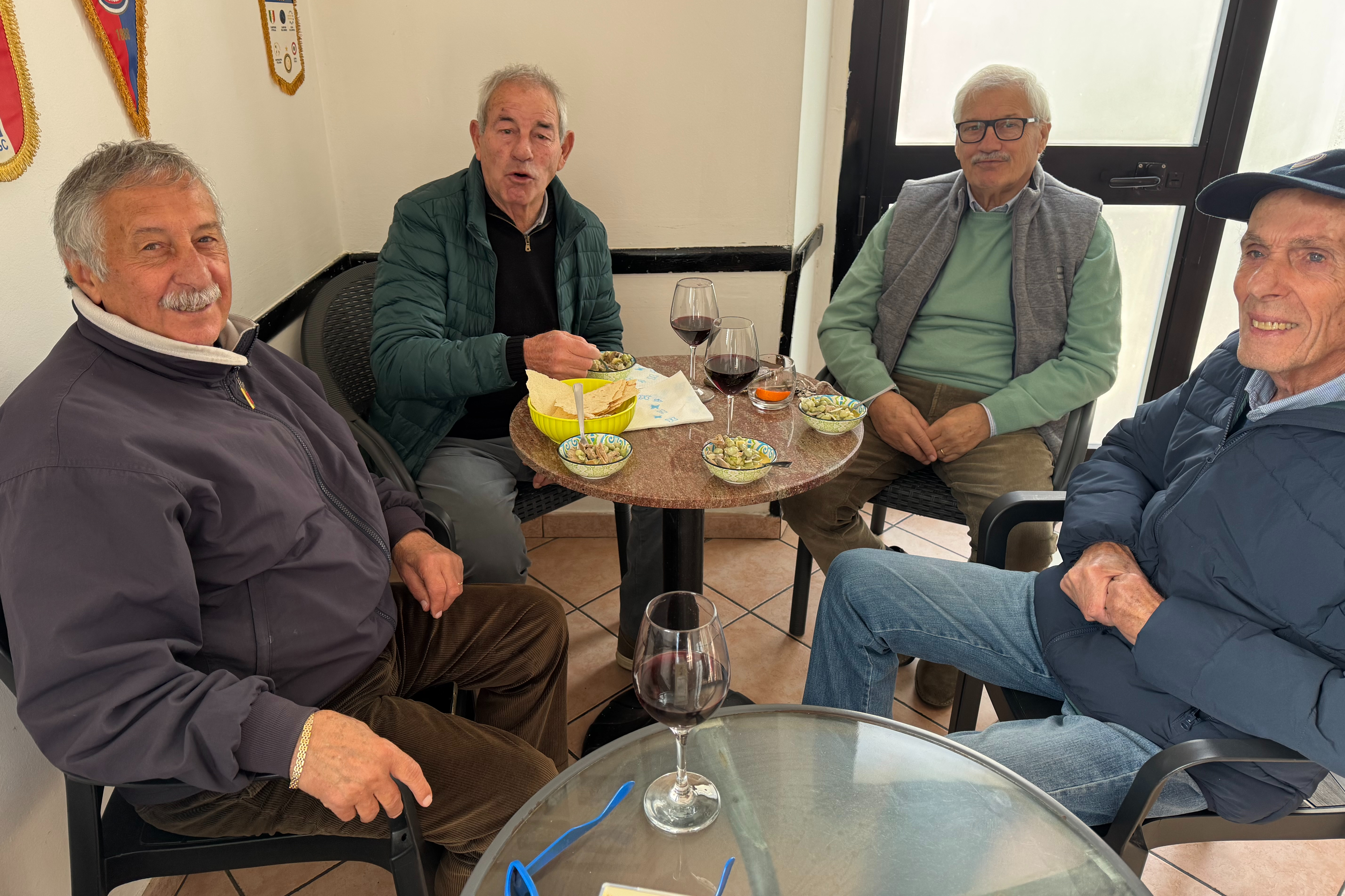 Quattro supertifosi ed ex colonne dell’Olbia calcio si consolano con le… favette, sotto il gagliardetto della Torres