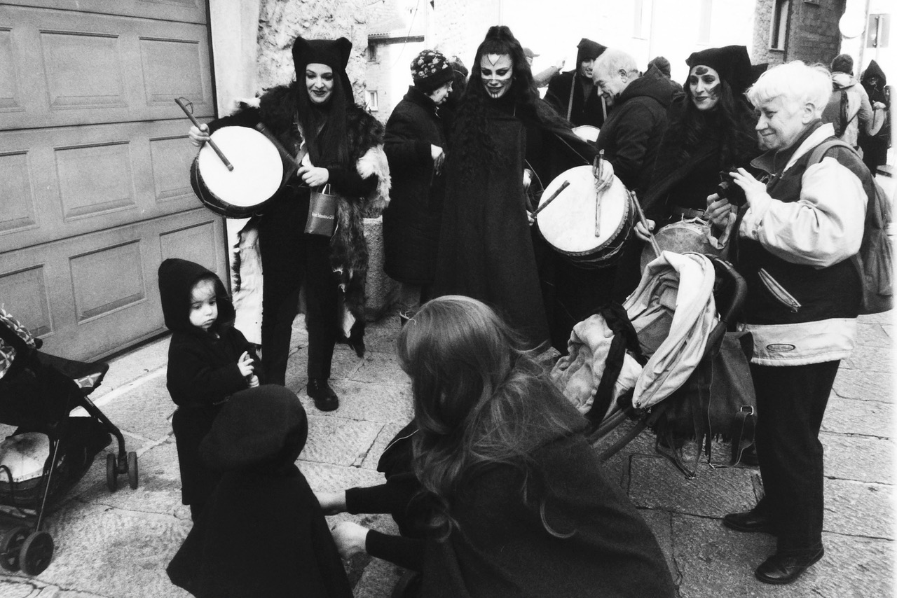 Il carnevale di Gavoi e Orotelli nei 27 scatti in bianco e nero di Navone e Mignogna