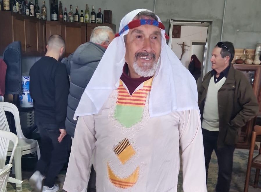 I mille modi di festeggiare il carnevale: a Oschiri un rito con varia umanità ospitata da un eccezionale anfitrione