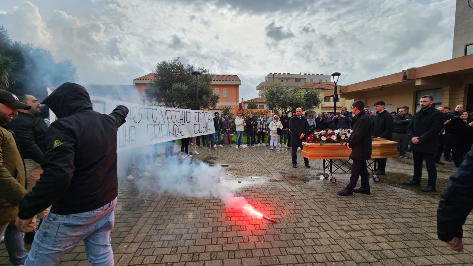 Striscione bianco e applausi per Ernesto Truddaiu, invincibile capitano in campo, e uomo buono nella vita