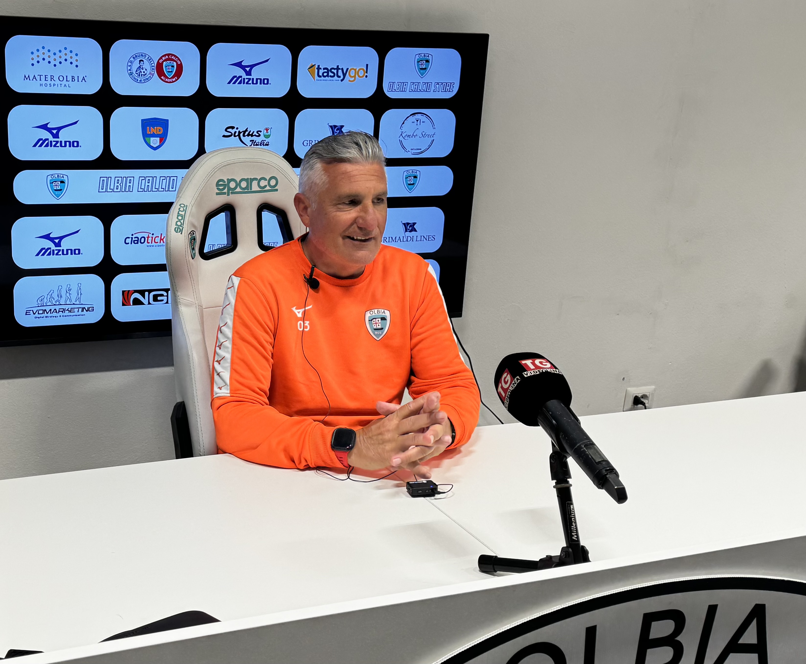 Olbia: avanti Savoia solo perché l’arbitro glielo consente. Annullati due gol: l’1-1 di Furtado era stato convalidato dall’assistente