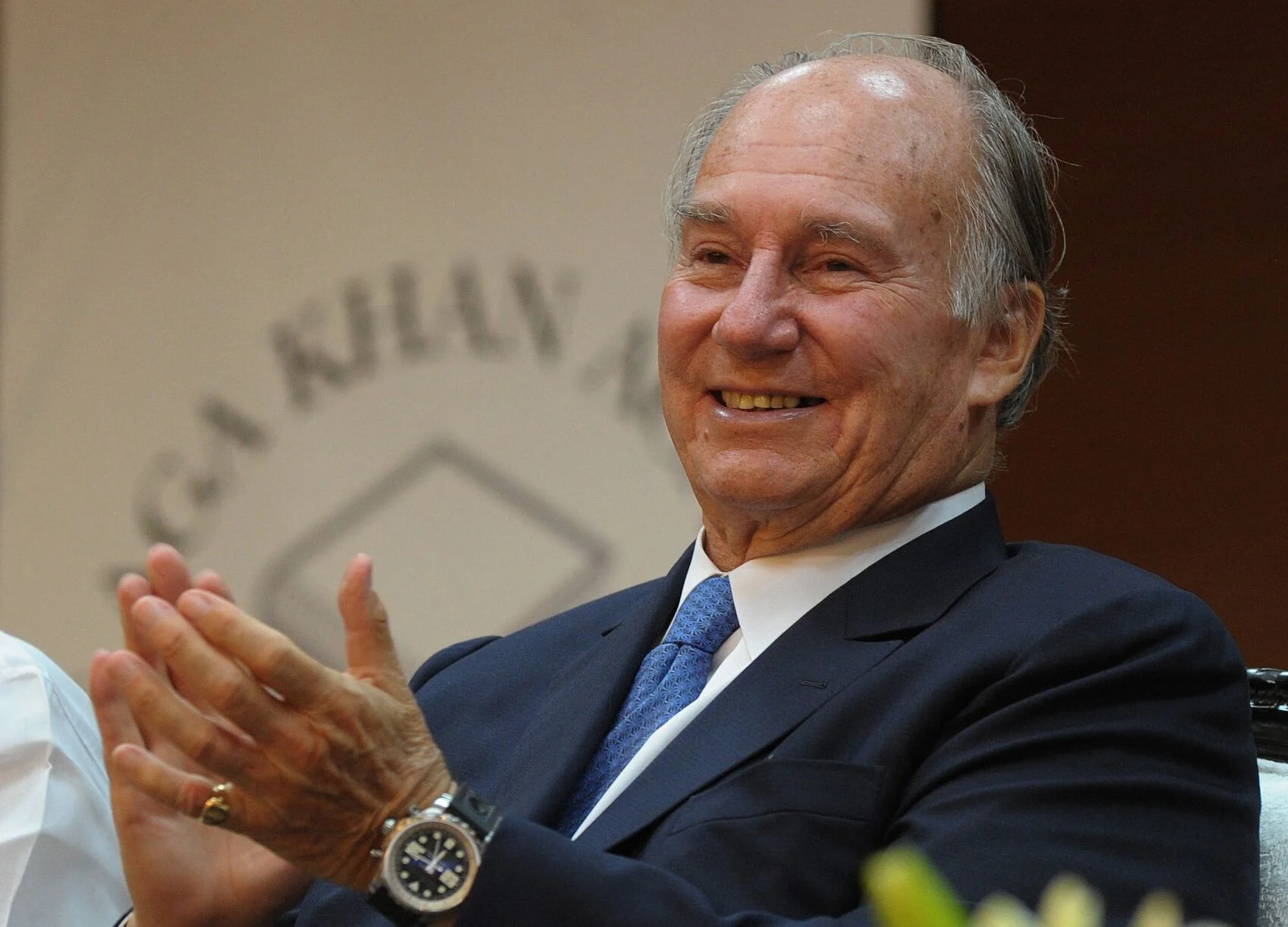 Aeroporto Costa Smeralda intitolato al suo inventore Karim Aga Khan: l’Enac dice sì, ora tocca a Salvini rendere operativa la decisione