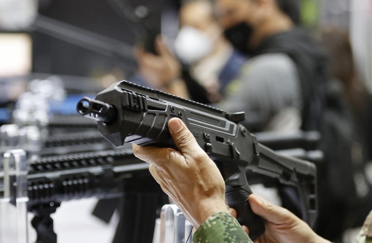 “Non riesco a prenotare una visita specialistica e la pensione aumenta di  ben 2 euro: ma che importa, l’Europa spende i soldi per le armi”