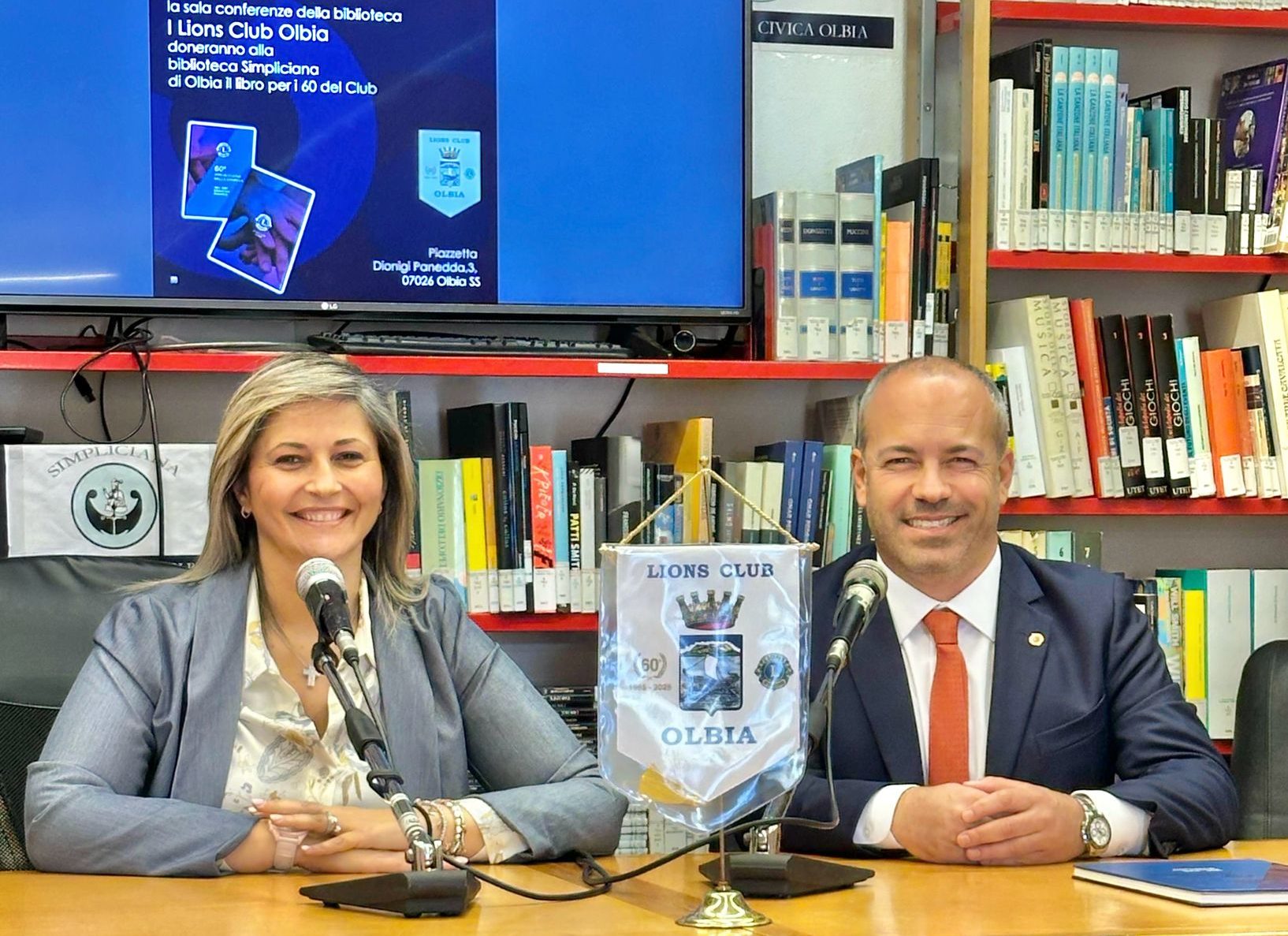 In biblioteca un volume prezioso per i 60 anni dei Lions donato dal presidente Fiorentino alla vicesindaca
