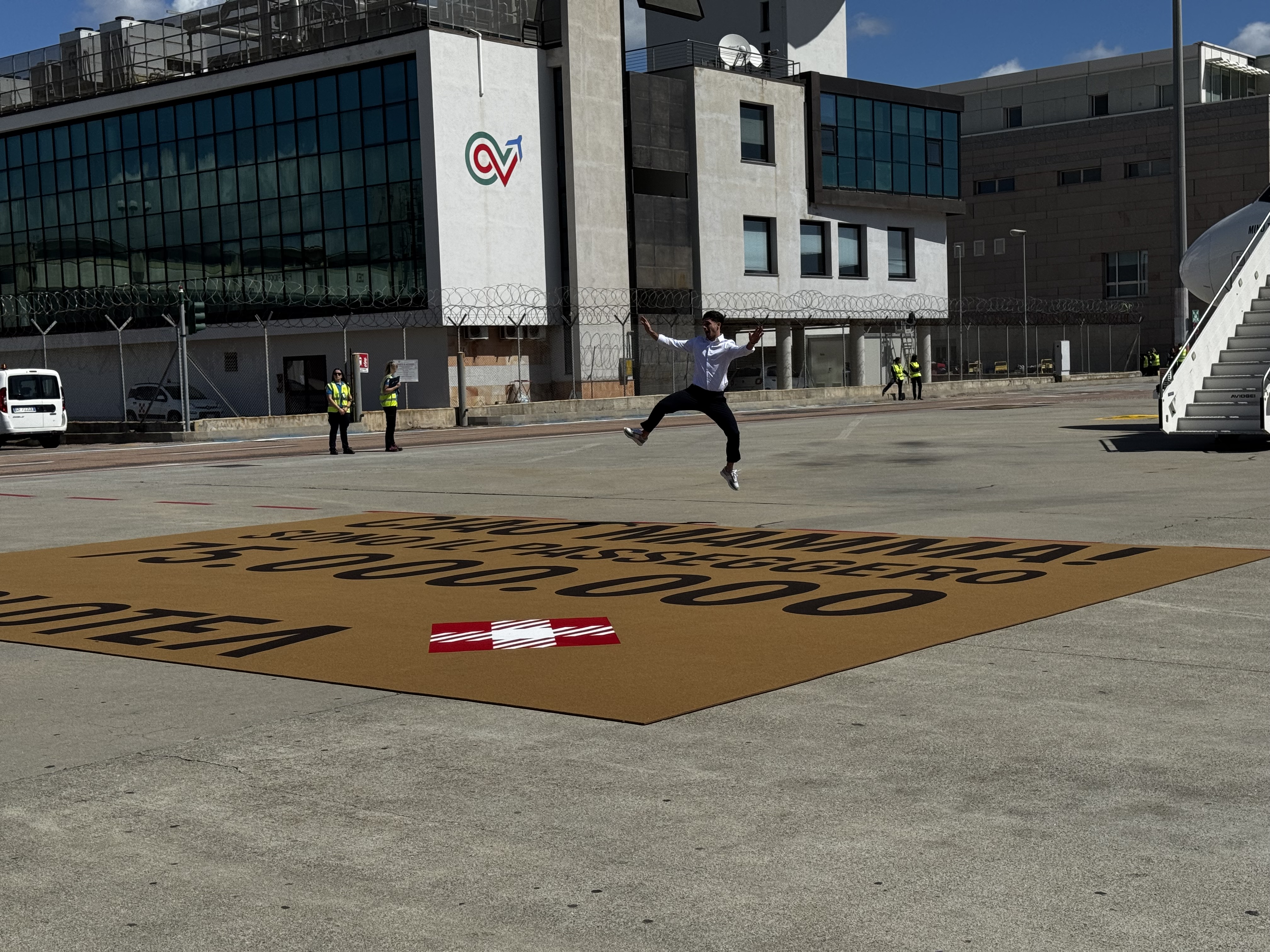 Volotea e Geasar volano alto: premio da Guinness per i 75 milioni di passeggeri. La gioia di un giovane sardo che vive a Minorca