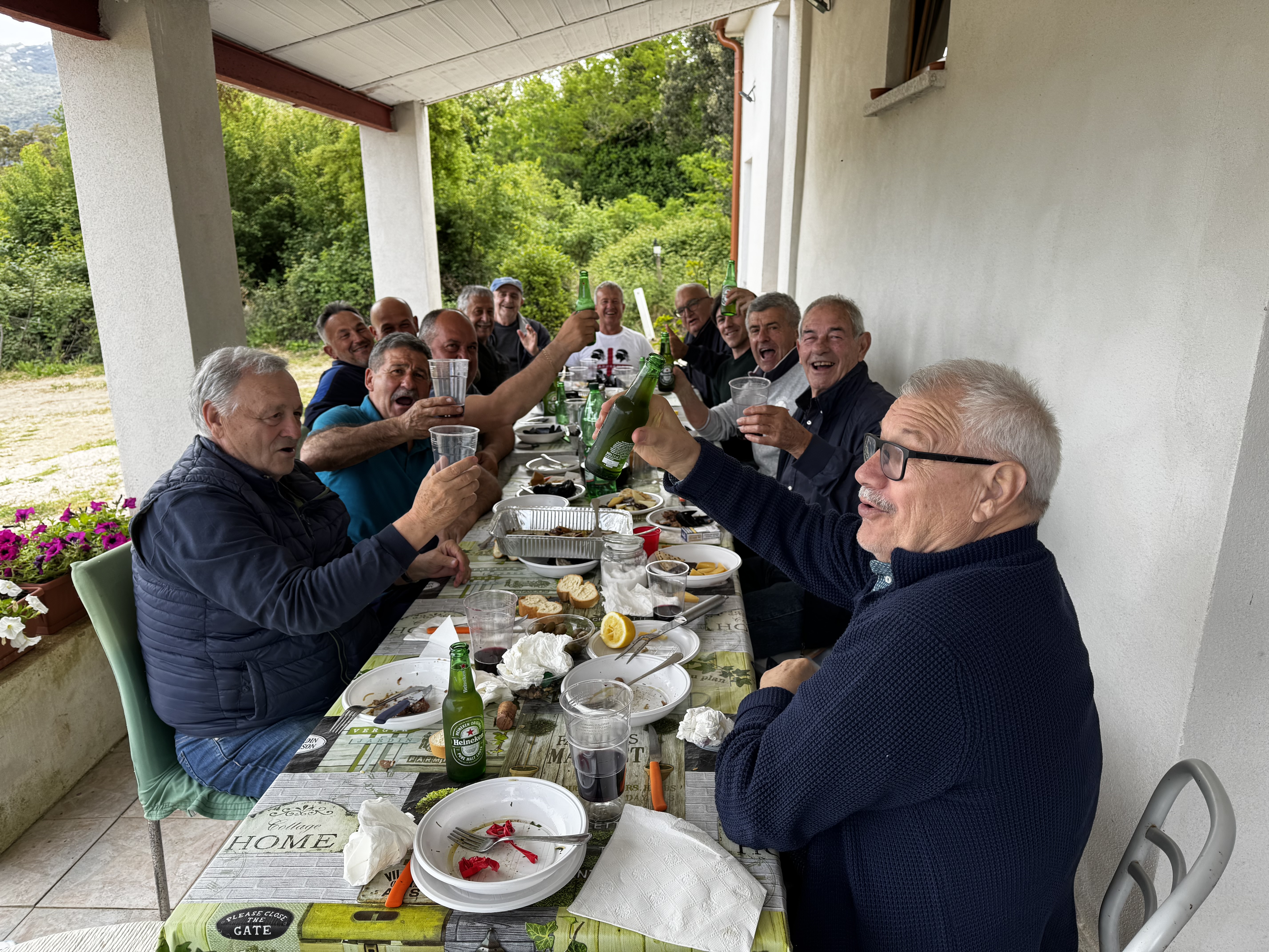 A pranzo nel ranch di Trudu la “reunion” bianco-giallorossa: calcio, cozze, vino, ettolitri di birra, canzoni anni 60