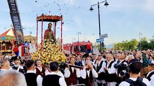 Folla oceanica per celebrare San Simplicio. Un olbiese: “Eh, ci fosse stato anche Nino Cannone…”