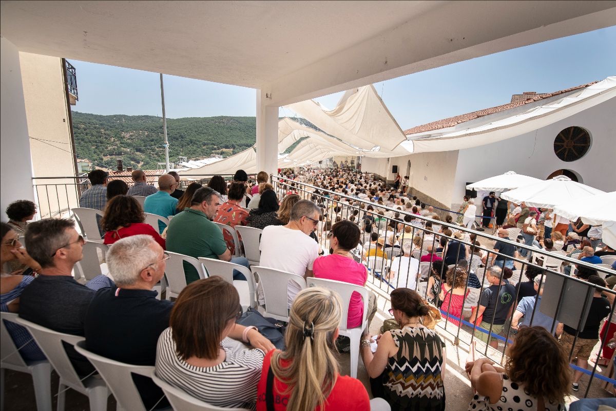 Gavoi, capitale della cultura: (ri)ecco l’Isola delle Storie. Letteratura, musica, cinema,  fotografia,  moda