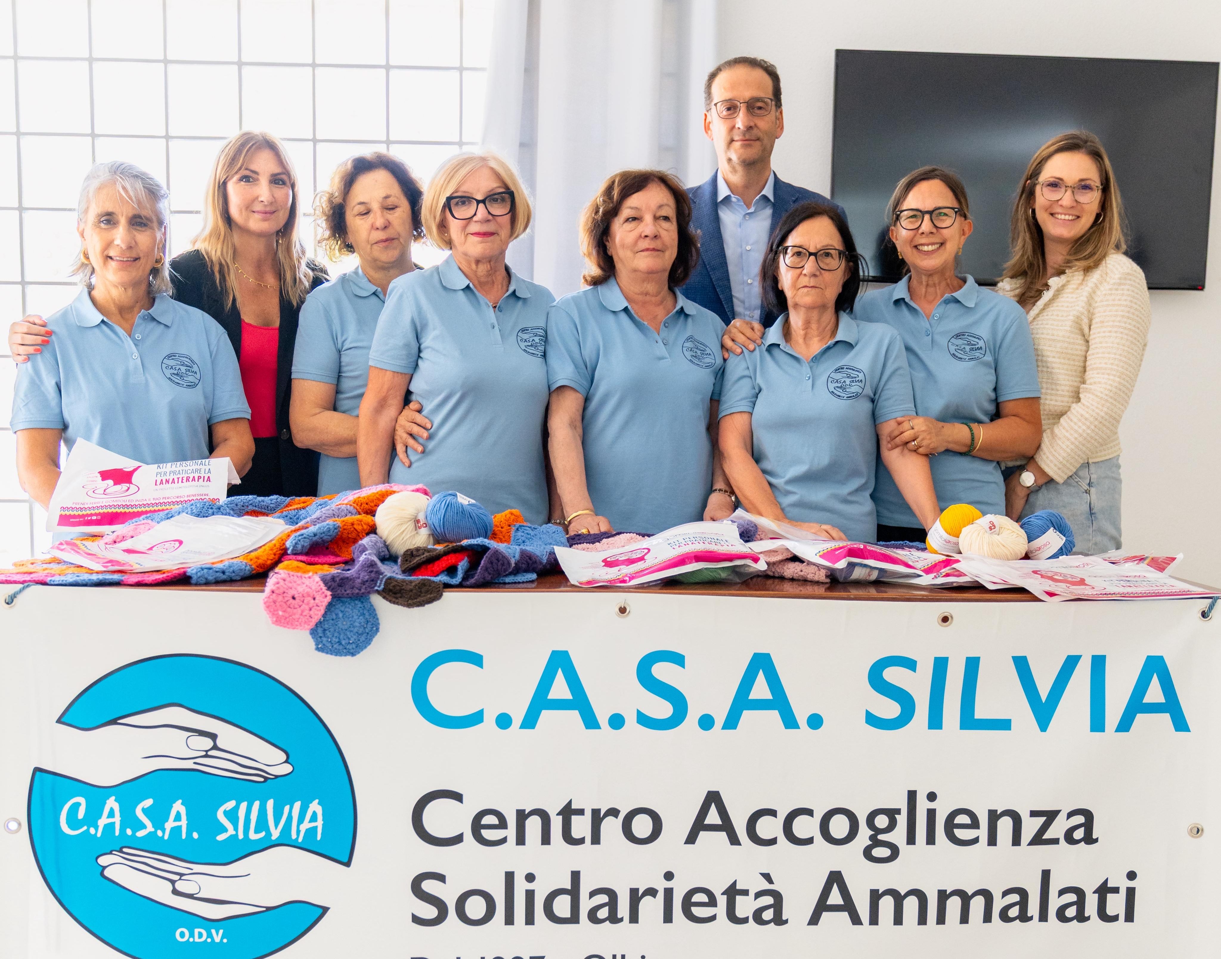 Casa Silvia, solidarietà all’uncinetto per i pazienti oncologici: donate tre coperte di lana con 300 esagoni