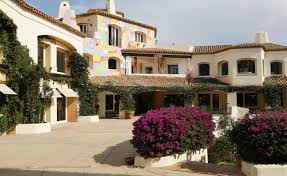 Porto Cervo, turista rapinata e ferita: anche Rahim Aga Khan colpito dall’episodio di violenza. Sicurezza, una lettera sulla carenza di organico