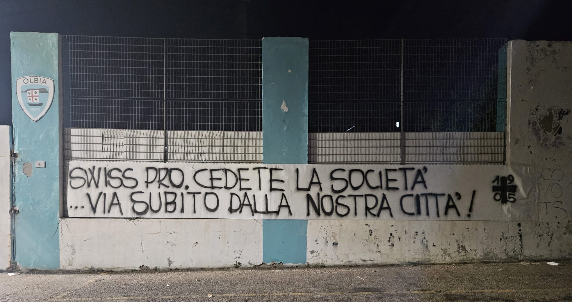 Striscione della tifoseria (già rimosso): “Swiss pro, cedete il club e via dalla città”
