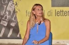 Un giallo ambientato in Sardegna scritto dalla cronista di razza prestata alla politica (assessora alla Cultura di Cagliari)