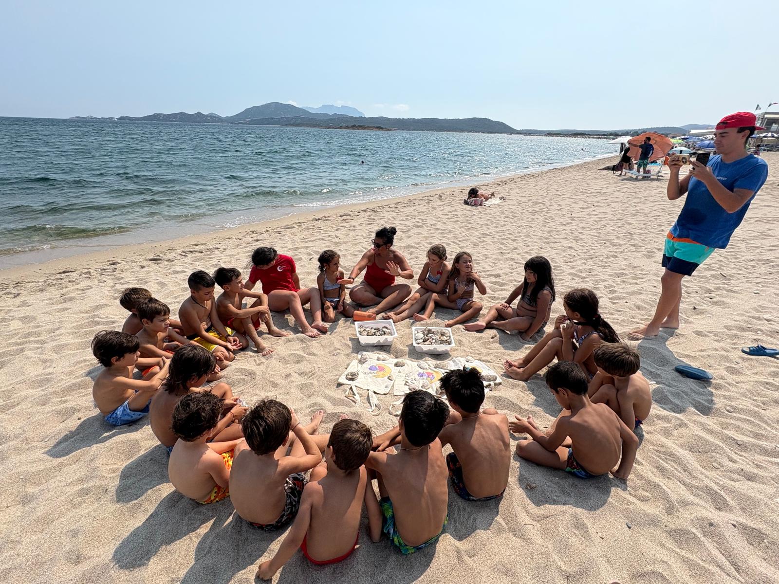 I bambini riportano le conchiglie nella loro casa al mare