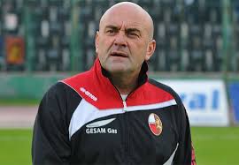 Fumata bianca, come la maglia dell’Olbia: Favarin allenatore, vertice tra il turco e Degortes per salvare il club, scatta l’azionariato popolare