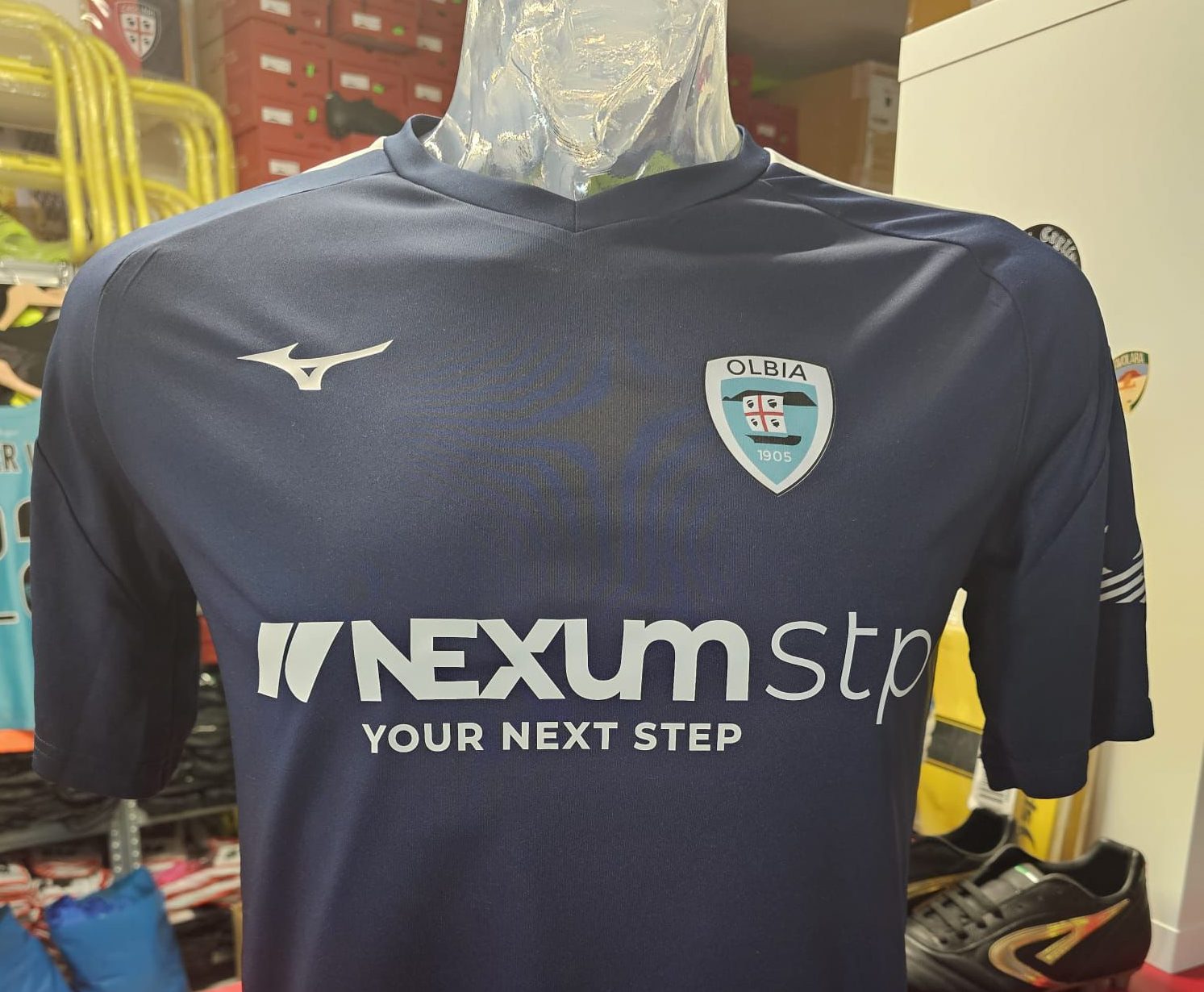 Olbia, c’è lo sponsor di maglia in vista dell’esordio a Pomezia. Domani si saprà se il presidente Surace sarà in città