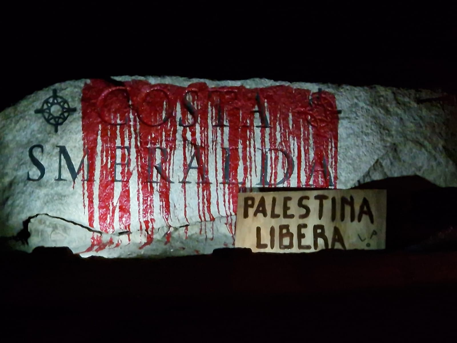 Messaggio pro Palestina e vernice rossa sulla porta d’ingresso della Costa Smeralda