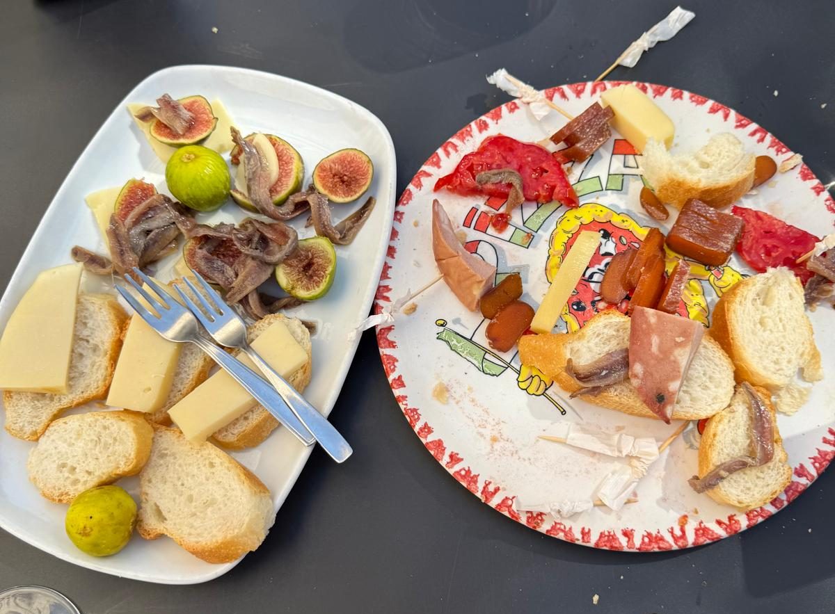 Turisti increduli per i mitici taglieri serviti al popolo dei “furrones”. Calcio, bottarga, fichi, acciughe ed ettolitri di vino e birrette