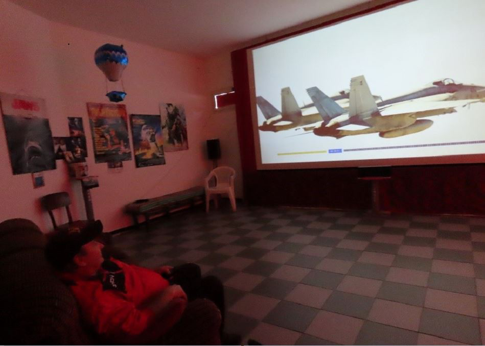 Quando un sogno diventa realtà: avere un cinema dentro casa. “I film? La mia grande passione fin da bambino (ne ho 700)