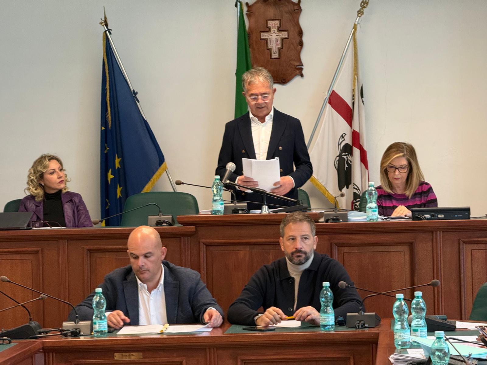 I temi caldi per la Provincia dei “todos caballeros” guidata da Nizzi: scuole affollate, strade da curare e costruire, soldi da trovare