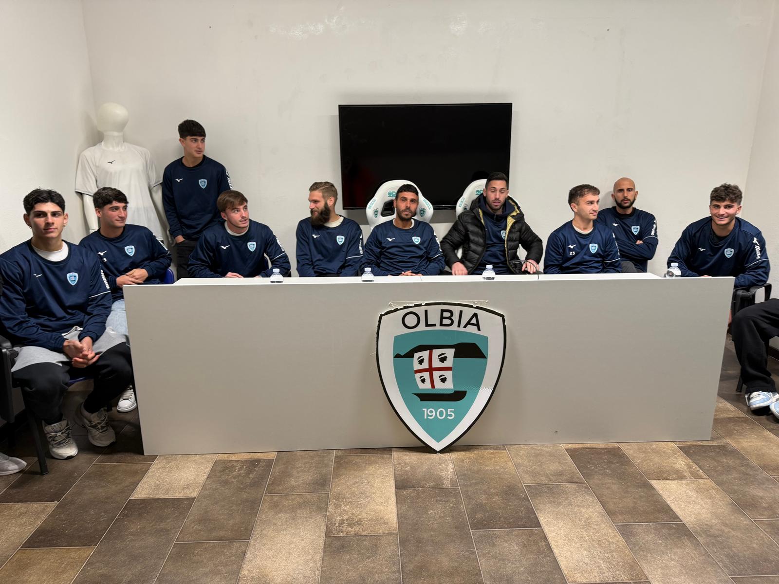 I calciatori dell’Olbia: “Hanno calpestato la nostra dignità, stiamo stati presi per il c…, molti di noi non sanno dove andare a dormire. Per questo ci fermiamo”