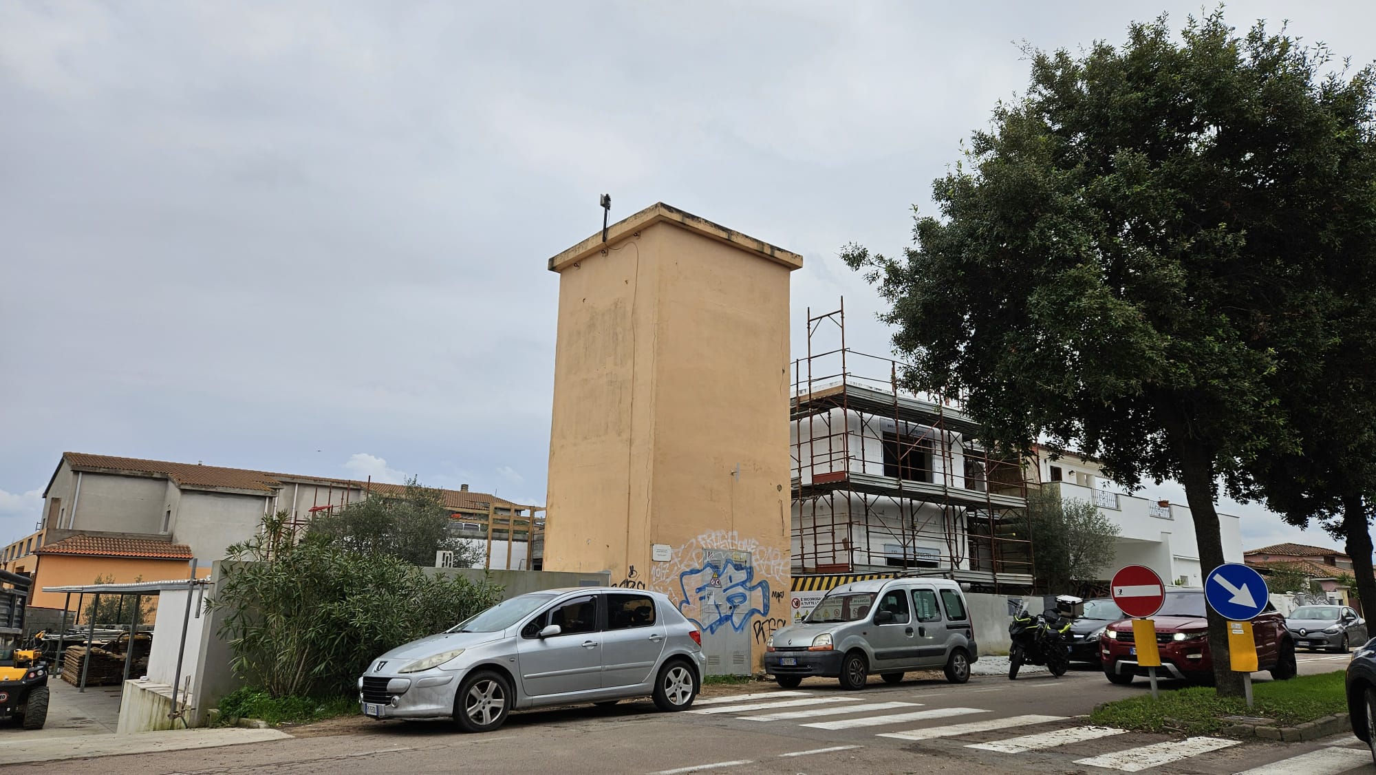 “Da maggio con l’incubo dei black out: sbalzi di tensione e contatori che scattano ogni momento. Siamo ostaggi nelle nostre case”